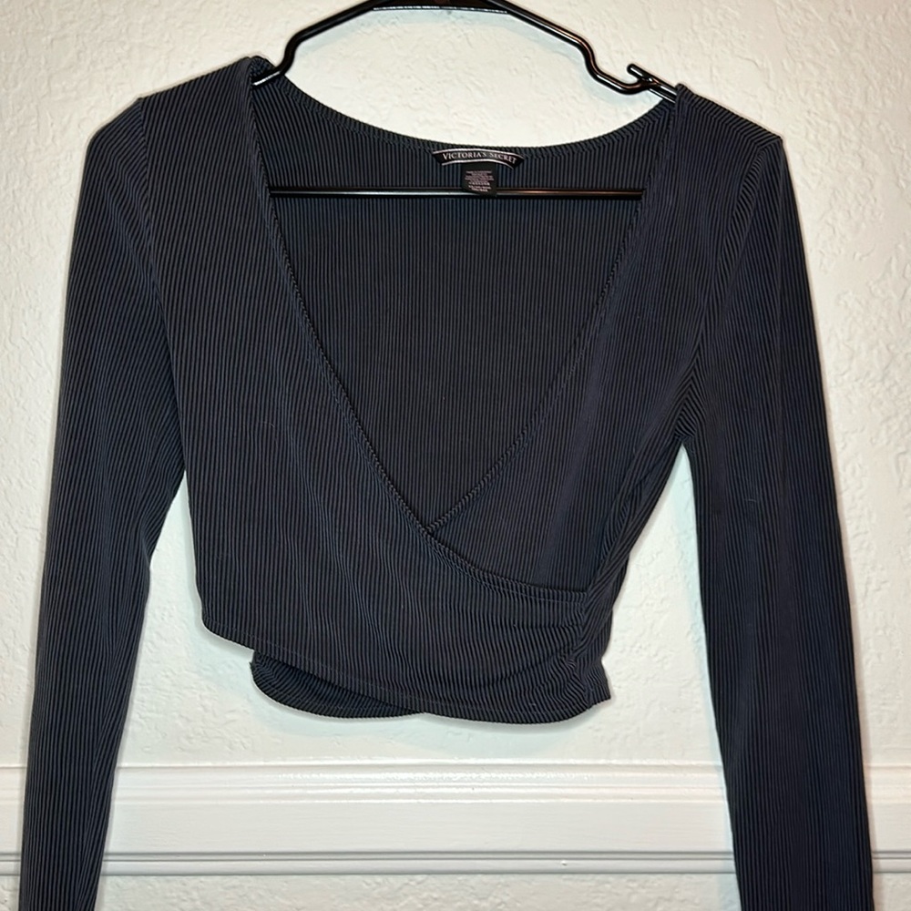 Gray long sleeve crop top